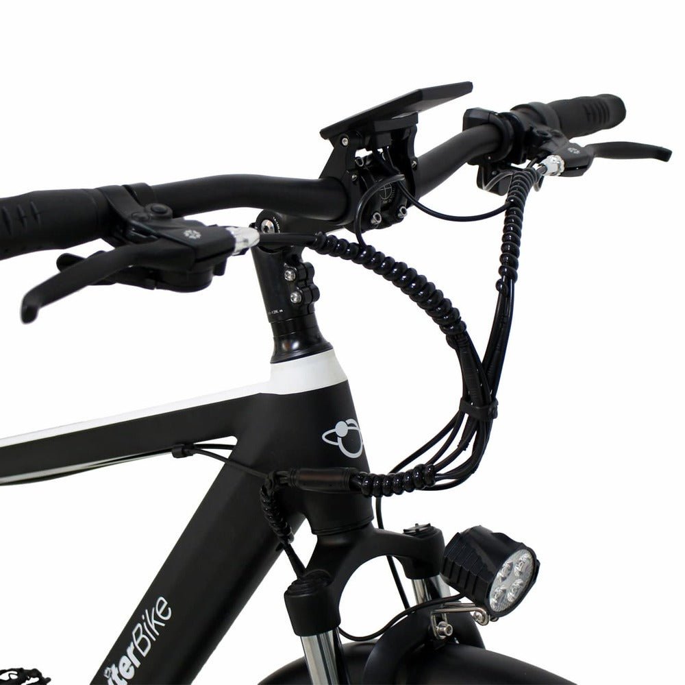 JUPITER Electric Town eBike Tempo-Step Over, 350W electric road bike, side view, black frame, upright handlebars, city background