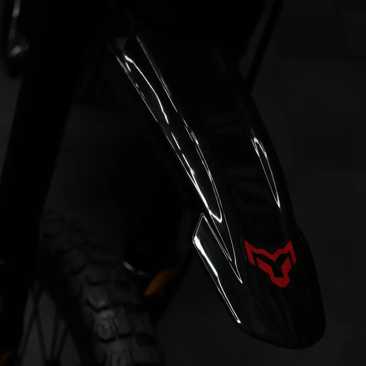 Arctic Leopard XE Pro electric dirt bike, 168 kW power, 100 km/h top speed, performance model, mid-2025 release, displayed at Super Shop.