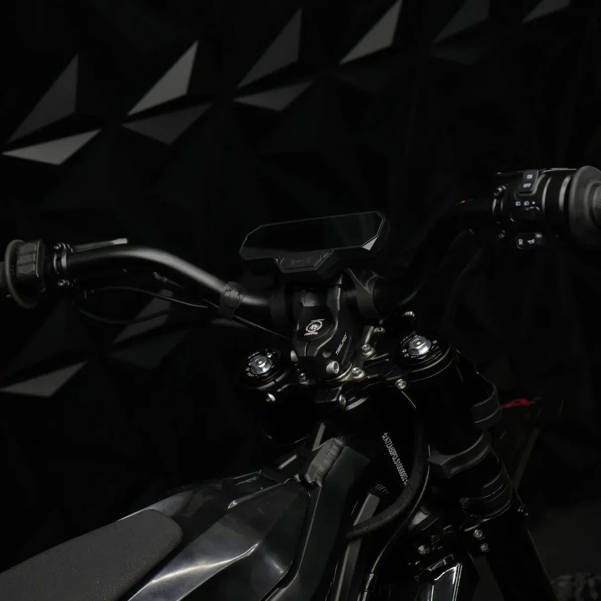 Arctic Leopard XE Pro electric dirt bike with 168 kW power, 100 km/h top speed, performance model released mid-May 2025, displayed at Super Shop.