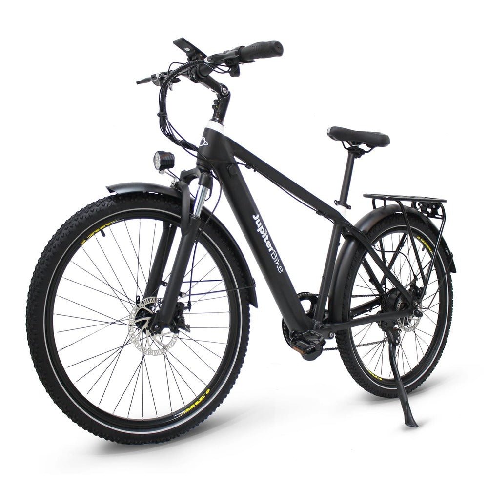 JUPITER Electric Town eBike Tempo-Step Over, 350W electric road bike, side view, black frame, upright handlebars, city background