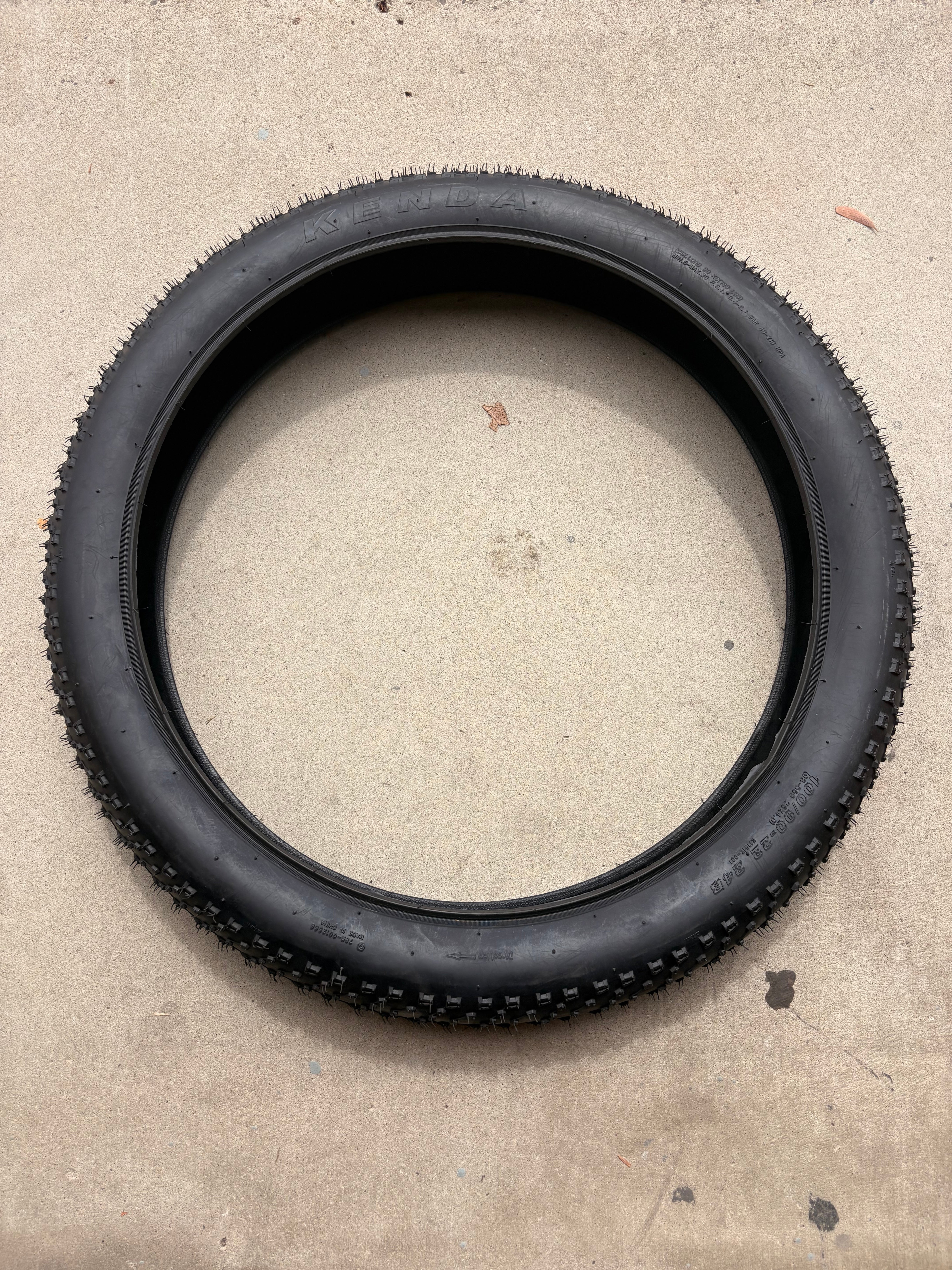 Electric fat tire bike featuring 26x4 inch Kenda Juggernaut tires, shown in a side profile against a plain background.